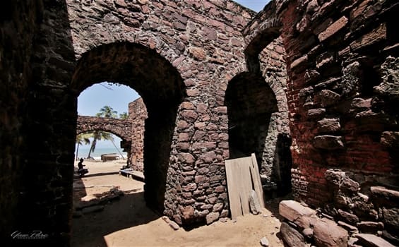 Fort Komenda<br>A view through the arches
