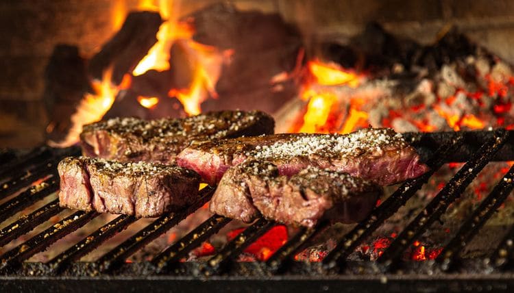 African BBQook Association - Home page - Sizzling steaks on BBQ